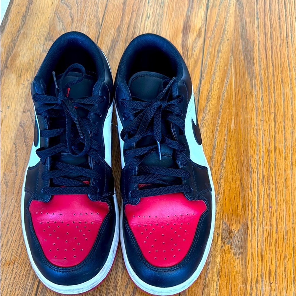 Black and Red Sneakers Modern Athletic Style